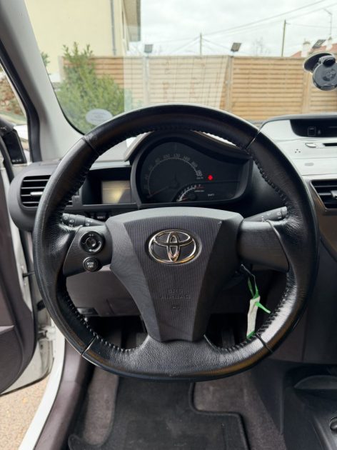TOYOTA iQ iQ 68 VVT-i - 71 100Kms - Premier Main - 4 Place - Parfait Etat - Distrib ok - Suivit Comp
