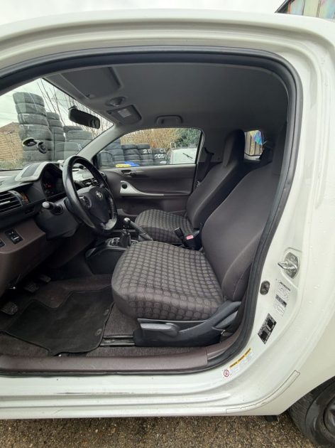 TOYOTA iQ iQ 68 VVT-i - 71 100Kms - Premier Main - 4 Place - Parfait Etat - Distrib ok - Suivit Comp