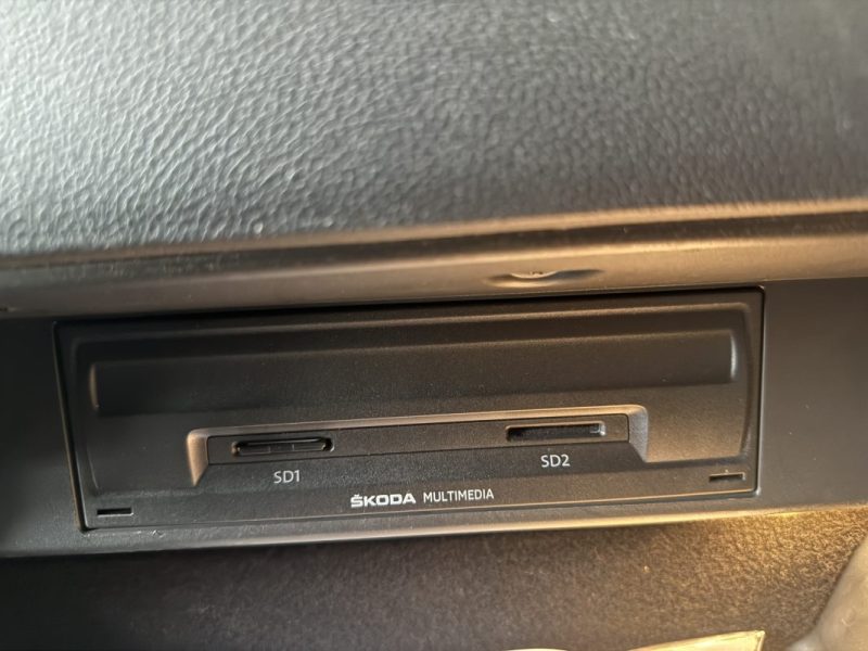 SKODA KAROQ 1.6 TDI DSG7 BUISNESS / SELLERIE FULL CUIR / CAR PLAY / CAMÉRA / 172 000km / 2018