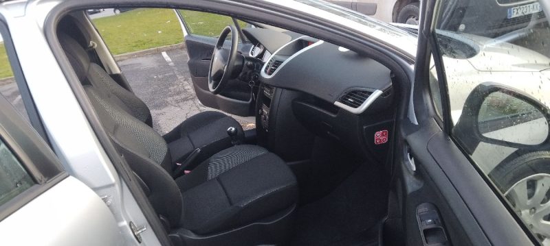 PEUGEOT 207 1.4 ESSENCE 75 CV  AN 11 PHASE 2  110 KM PROPRE BIEN EQUIPEE