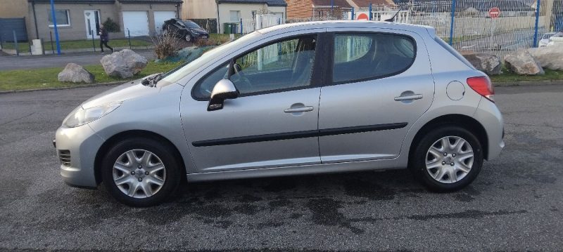 PEUGEOT 207 1.4 ESSENCE 75 CV  AN 11 PHASE 2  110 KM PROPRE BIEN EQUIPEE