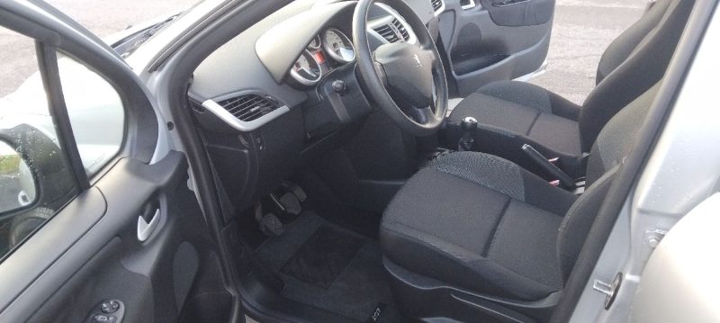 PEUGEOT 207 1.4 ESSENCE 75 CV  AN 11 PHASE 2  110 KM PROPRE BIEN EQUIPEE