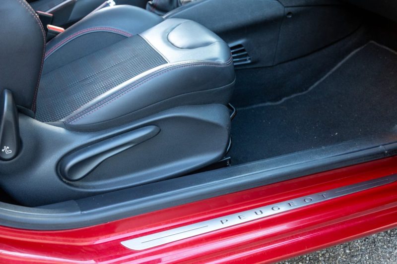 PEUGEOT 208 1.6 HDi 120cv GT Line ✨ Attelage - 6 vitesses - Car Play - Garantie 12 mois incluse