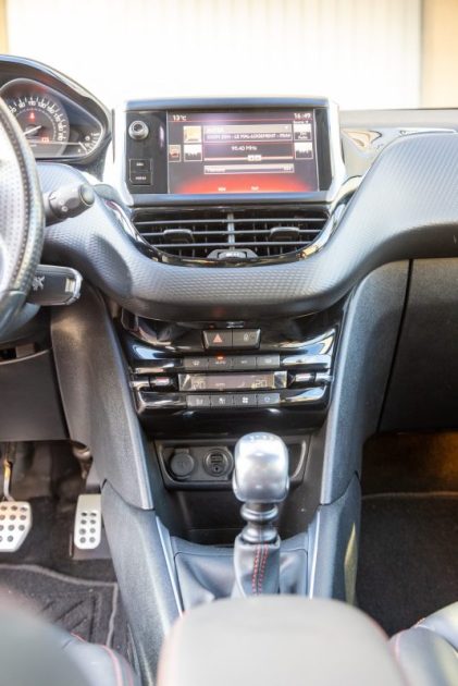 PEUGEOT 208 1.6 HDi 120cv GT Line ✨ Attelage - 6 vitesses - Car Play - Garantie 12 mois incluse