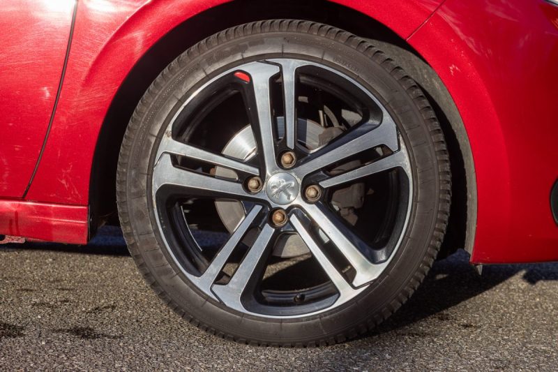 PEUGEOT 208 1.6 HDi 120cv GT Line ✨ Attelage - 6 vitesses - Car Play - Garantie 12 mois incluse