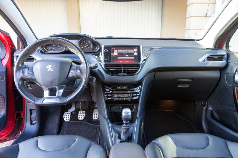 PEUGEOT 208 1.6 HDi 120cv GT Line ✨ Attelage - 6 vitesses - Car Play - Garantie 12 mois incluse