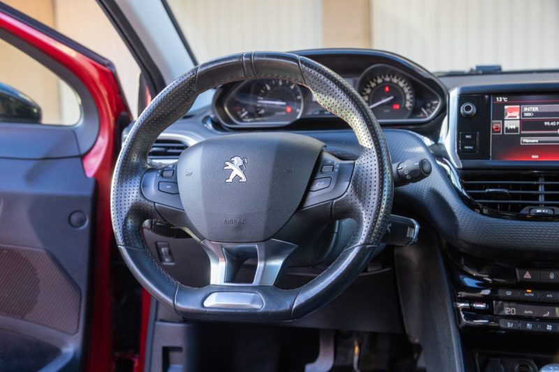 PEUGEOT 208 1.6 HDi 120cv GT Line ✨ Attelage - 6 vitesses - Car Play - Garantie 12 mois incluse