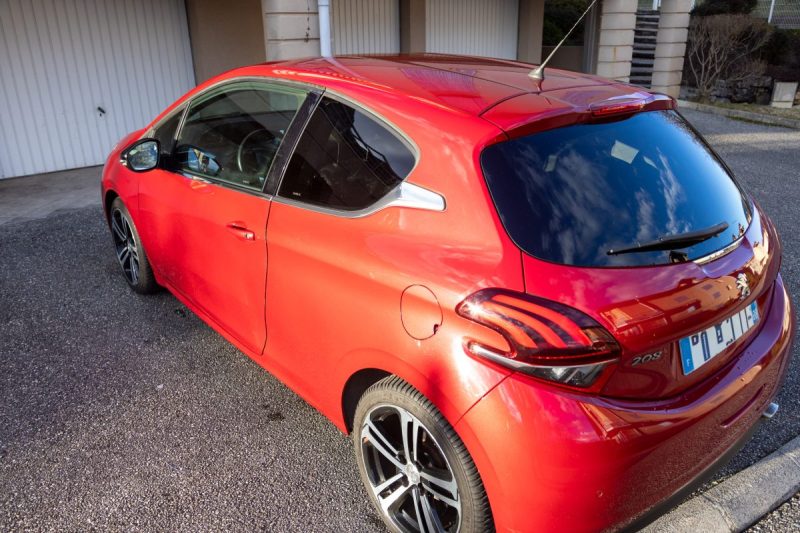 PEUGEOT 208 1.6 HDi 120cv GT Line ✨ Attelage - 6 vitesses - Car Play - Garantie 12 mois incluse