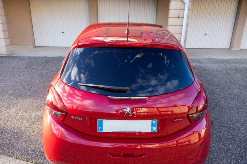 PEUGEOT 208 1.6 HDi 120cv GT Line ✨ Attelage - 6 vitesses - Car Play - Garantie 12 mois incluse