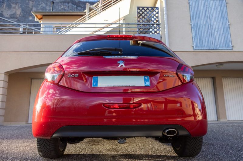 PEUGEOT 208 1.6 HDi 120cv GT Line ✨ Attelage - 6 vitesses - Car Play - Garantie 12 mois incluse