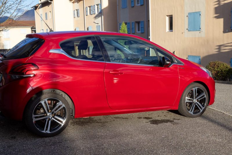 PEUGEOT 208 1.6 HDi 120cv GT Line ✨ Attelage - 6 vitesses - Car Play - Garantie 12 mois incluse