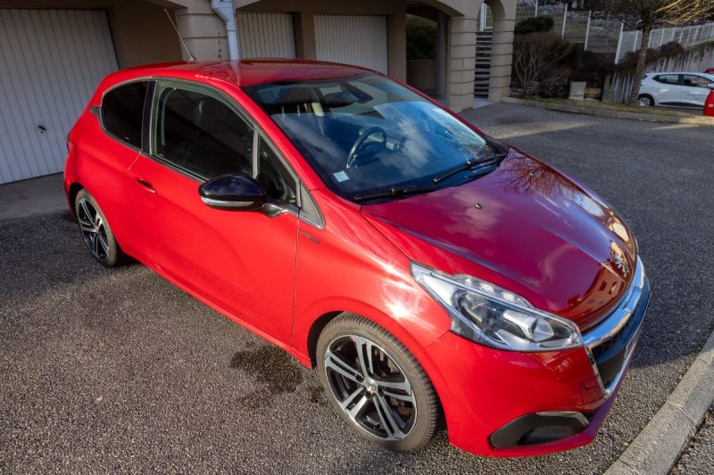 PEUGEOT 208 1.6 HDi 120cv GT Line ✨ Attelage - 6 vitesses - Car Play - Garantie 12 mois incluse