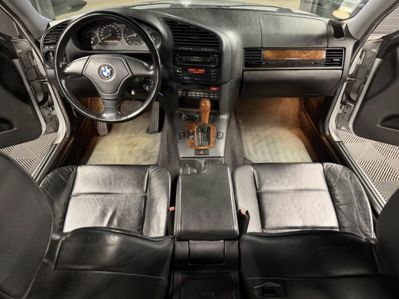 BMW SERIE 3 E36 COUPE 328 i 2.8 i 193 Cv BOITE AUTO CUIR TOIT OUVRANT ORIGINE FRANCE - Garantie 1 an