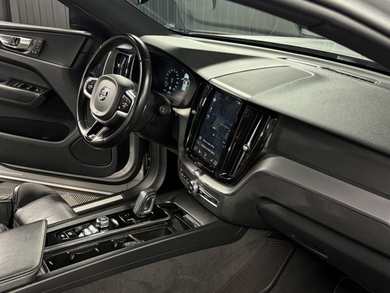 VOLVO XC60 II B4 R-DESIGN 2.0 TDi Mild Hybrid 197 Cv 4x4 BVA8 1ERE MAIN ATTELAGE - GARANTIE 1 AN