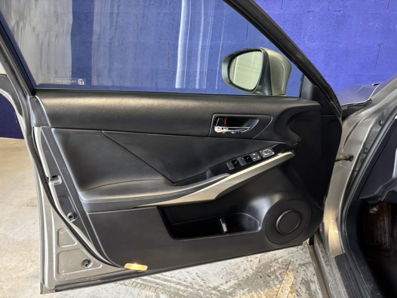 LEXUS IS300H PACK LUXE 2016 / CAMERA DE RECUL / SIEGES CHAUFFANTS / CUIR / MODE DE CONDUITE 