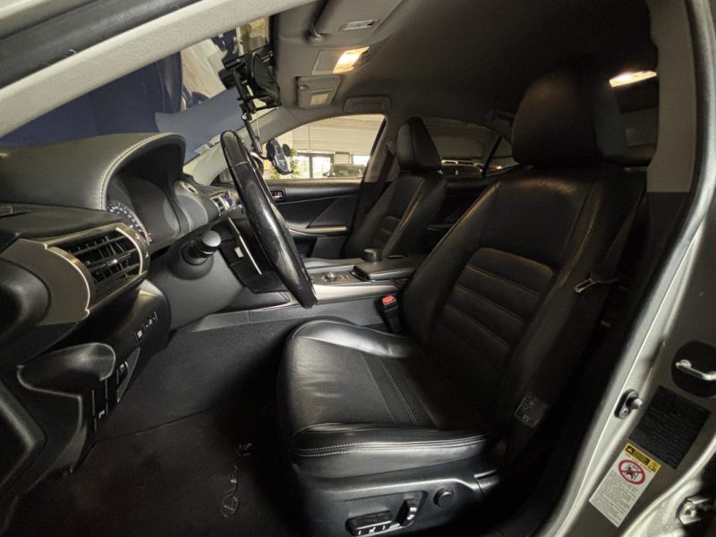 LEXUS IS300H PACK LUXE 2016 / CAMERA DE RECUL / SIEGES CHAUFFANTS / CUIR / MODE DE CONDUITE 