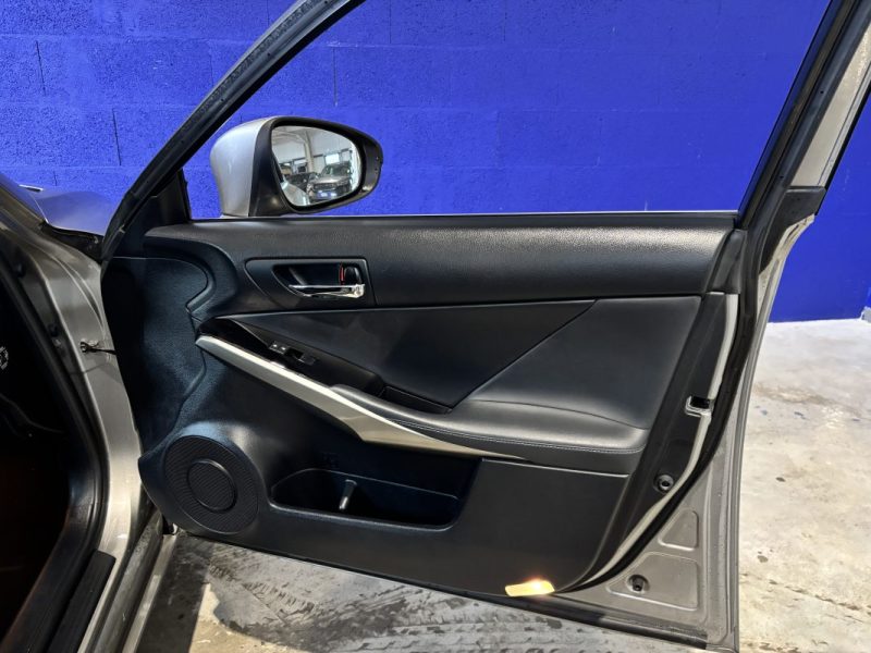 LEXUS IS300H PACK LUXE 2016 / CAMERA DE RECUL / SIEGES CHAUFFANTS / CUIR / MODE DE CONDUITE 