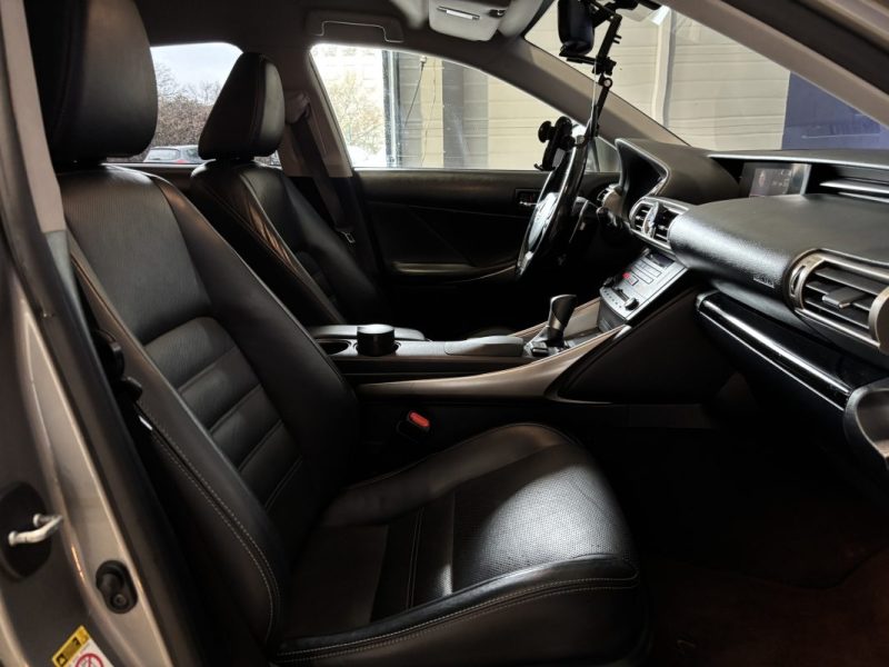 LEXUS IS300H PACK LUXE 2016 / CAMERA DE RECUL / SIEGES CHAUFFANTS / CUIR / MODE DE CONDUITE 