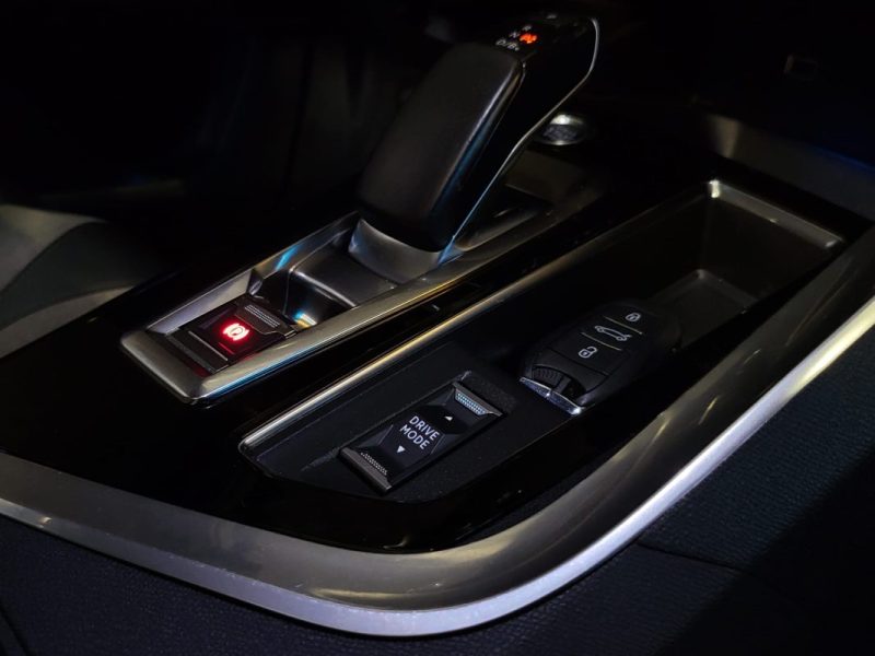 PEUGEOT 3008 HYBRID 225ch GT Line 1er MAIN / TOIT OUVRANT + ANGLE MORTS + SUIVI PEUGEOT /