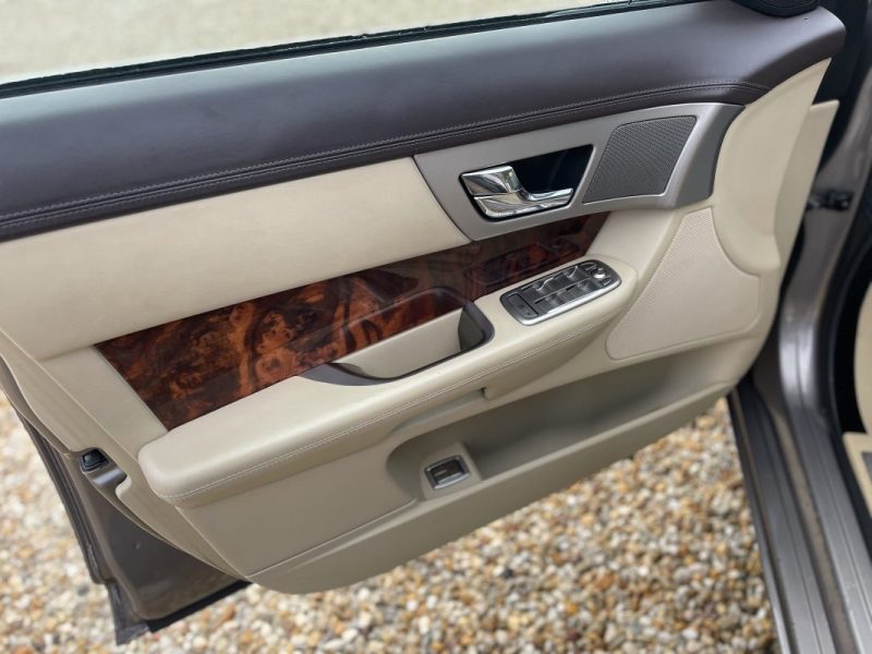 JAGUAR XF 2.7L V6 D BI-TURBO LUXE 2008