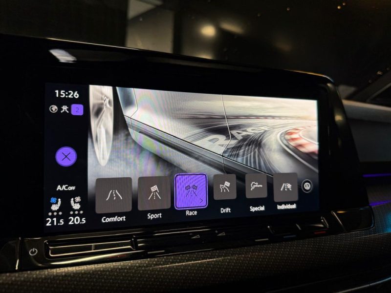 VOLKSWAGEN GOLF VIII R PERFORMANCE 2.0 TSI 320 ch 4MOTION DSG7 / AKRAPOVIC + HARMAN KARDON / 