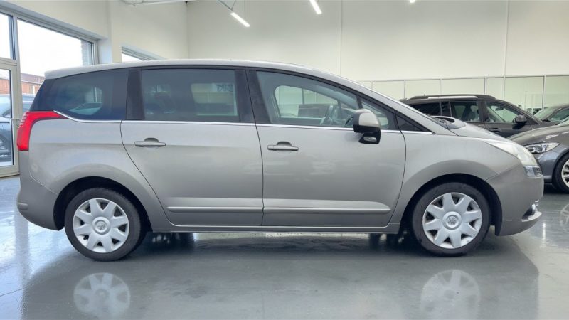 PEUGEOT 5008 1,6 EHDI 115CV PREMIUM BVA  5PLACES GARANTIE 6MOIS