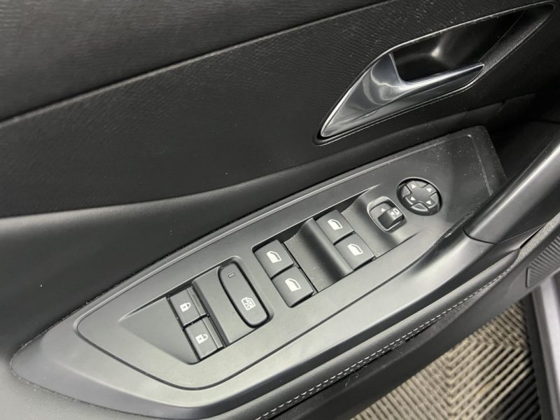 Peugeot 408 1.2 Hybrid 136 e-DSC Allure | 2023 | 39 000 KM | Attelage