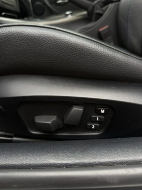 BMW 325i xDrive 218ch PACK M / Sièges Électriques à mémoire / Apple CarPlay / Toit Ouvrant 