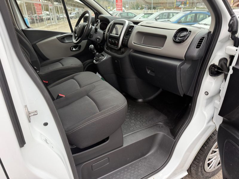 RENAULT Trafic 3 L2H2 1200 1.6 dCi 145 ch Confort / ATTELAGE / GALERIE DE TOIT 