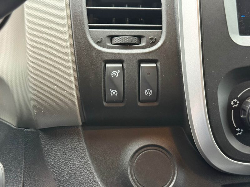 RENAULT Trafic 3 L2H2 1200 1.6 dCi 145 ch Confort / ATTELAGE / GALERIE DE TOIT 