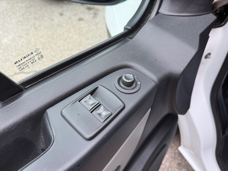 RENAULT Trafic 3 L2H2 1200 1.6 dCi 145 ch Confort / ATTELAGE / GALERIE DE TOIT 