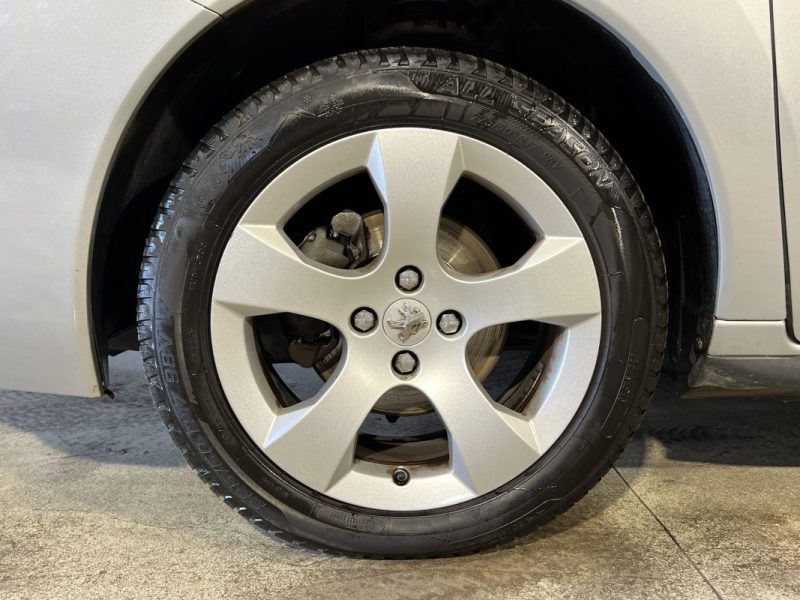 PEUGEOT 3008 1.6 HDI 110 PREMIUM - BVA 6 - GPS - AFFICHAGE TETE HAUTE - SUIVI FACTURES - 120527KM