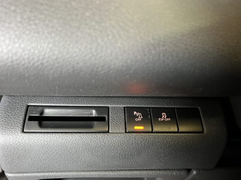 PEUGEOT 3008 1.6 HDI 110 PREMIUM - BVA 6 - GPS - AFFICHAGE TETE HAUTE - SUIVI FACTURES - 120527KM