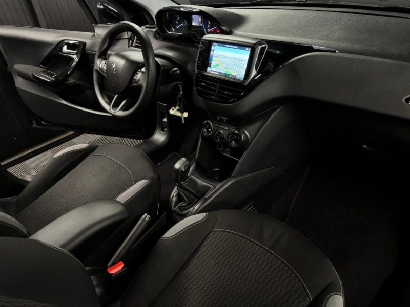 PEUGEOT 208 1.2 82 Cv 5 PLACES ECRAN TACTILE BLUETOOTH - CRIT AIR 1 - GARANTIE 1 AN 