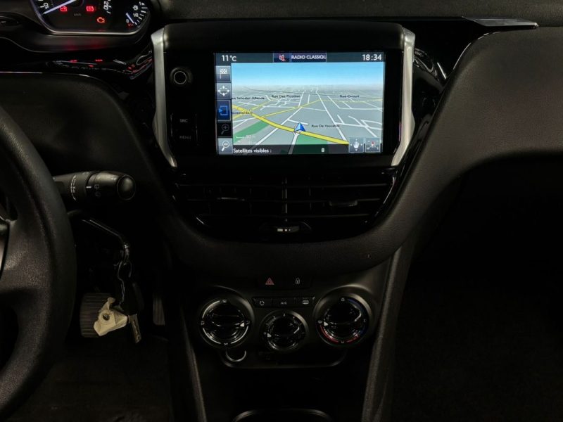 PEUGEOT 208 1.2 82 Cv 5 PLACES ECRAN TACTILE BLUETOOTH - CRIT AIR 1 - GARANTIE 1 AN 