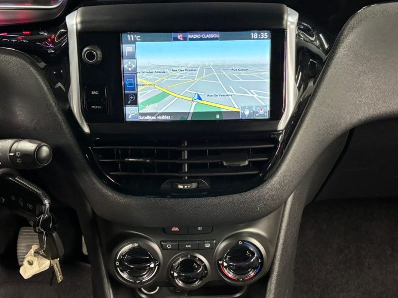 PEUGEOT 208 1.2 82 Cv 5 PLACES ECRAN TACTILE BLUETOOTH - CRIT AIR 1 - GARANTIE 1 AN 