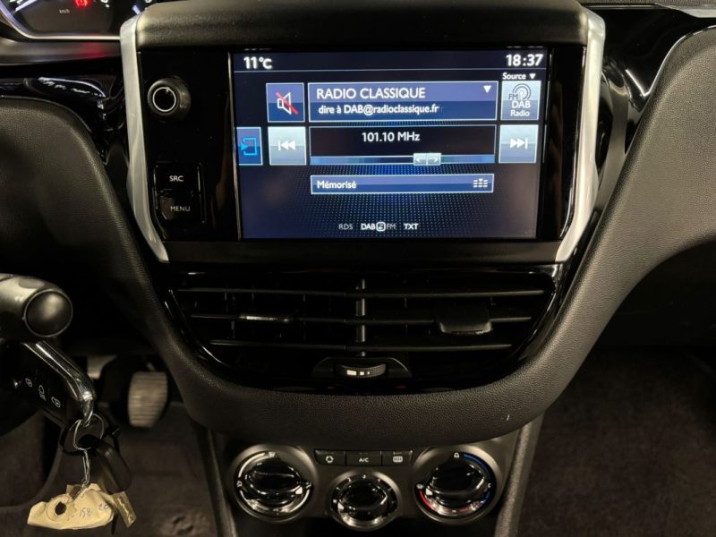 PEUGEOT 208 1.2 82 Cv 5 PLACES ECRAN TACTILE BLUETOOTH - CRIT AIR 1 - GARANTIE 1 AN 