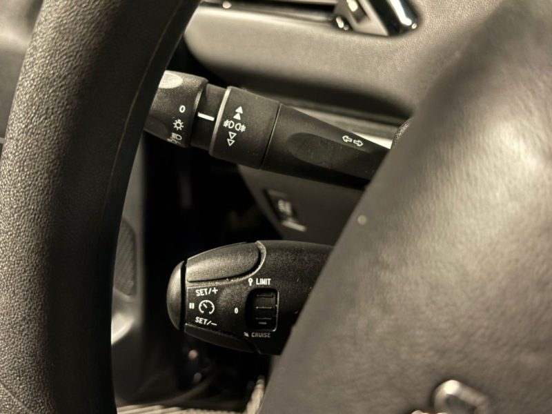 PEUGEOT 208 1.2 82 Cv 5 PLACES ECRAN TACTILE BLUETOOTH - CRIT AIR 1 - GARANTIE 1 AN 