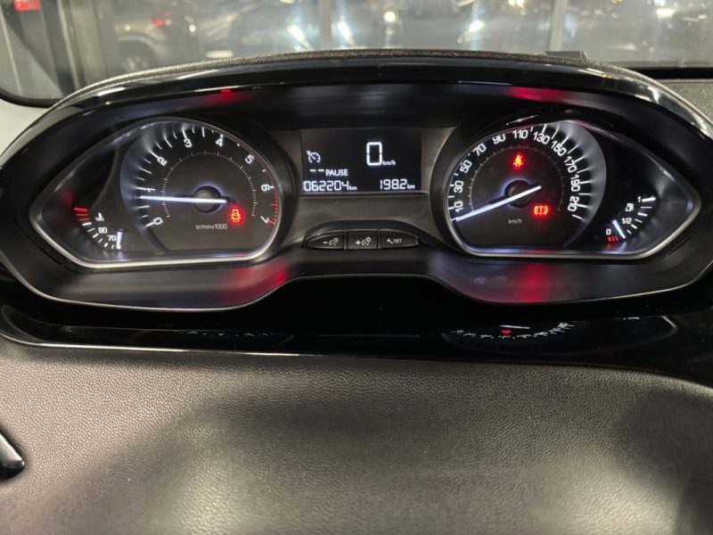 PEUGEOT 208 1.2 82 Cv 5 PLACES ECRAN TACTILE BLUETOOTH - CRIT AIR 1 - GARANTIE 1 AN 