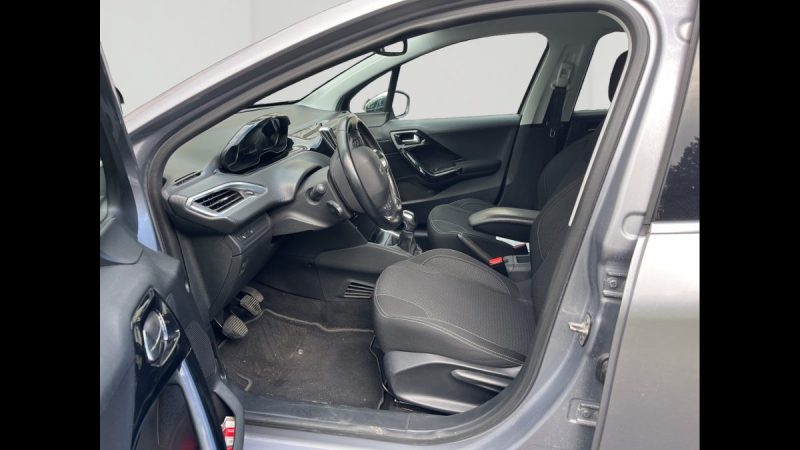 PEUGEOT 208 1.5 L BlueHDI 100 ch TECH EDITION