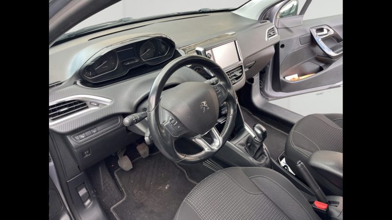PEUGEOT 208 1.5 L BlueHDI 100 ch TECH EDITION