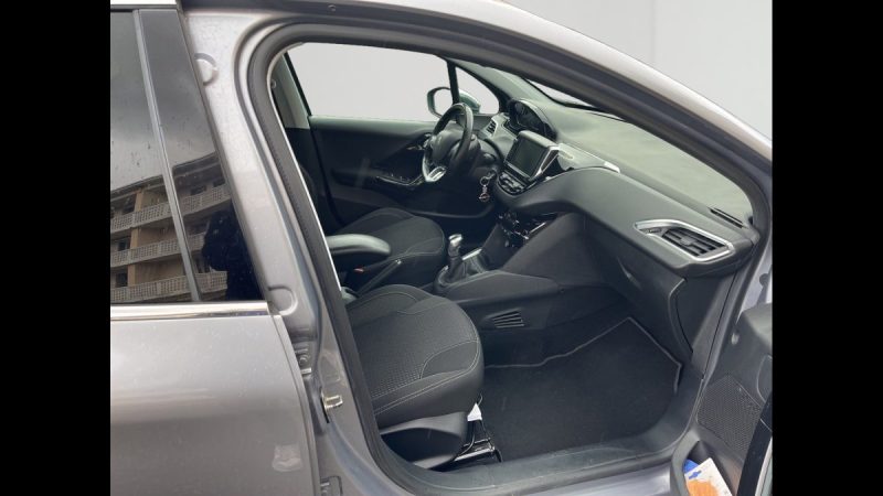 PEUGEOT 208 1.5 L BlueHDI 100 ch TECH EDITION