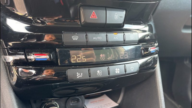 PEUGEOT 208 1.5 L BlueHDI 100 ch TECH EDITION