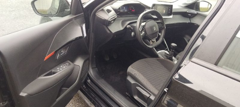 PEUGEOT 208  HDI 100 CV AN 2023 PROPRE BIEN EQUIPE 44 KM