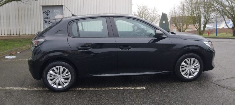 PEUGEOT 208  HDI 100 CV AN 2023 PROPRE BIEN EQUIPE 44 KM