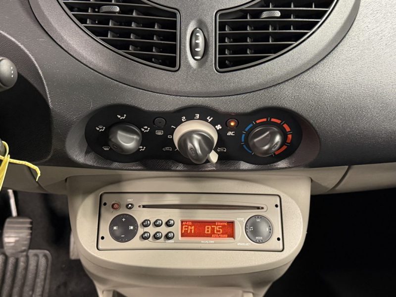 RENAULT TWINGO II SOCIETE 1.5 DCI 65 Cv 2 PLACES / FRAIS A PREVOIR LIRE L ANNONCE - VENTE EN L ETAT