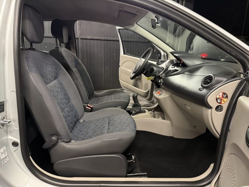 RENAULT TWINGO II SOCIETE 1.5 DCI 65 Cv 2 PLACES / FRAIS A PREVOIR LIRE L ANNONCE - VENTE EN L ETAT
