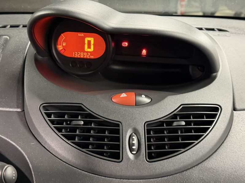 RENAULT TWINGO II SOCIETE 1.5 DCI 65 Cv 2 PLACES / FRAIS A PREVOIR LIRE L ANNONCE - VENTE EN L ETAT