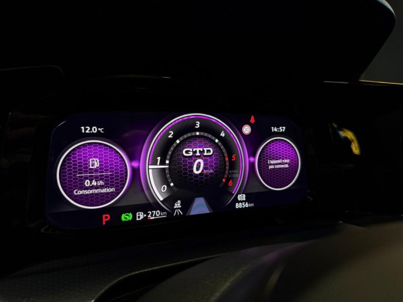 VOLKSWAGEN GOLF 8 GTD 2.0 Tdi 200cv DSG7 / TOIT OUVRANT + AFFICHAGE TETE HAUTE + CUIR ELEC + H&K /