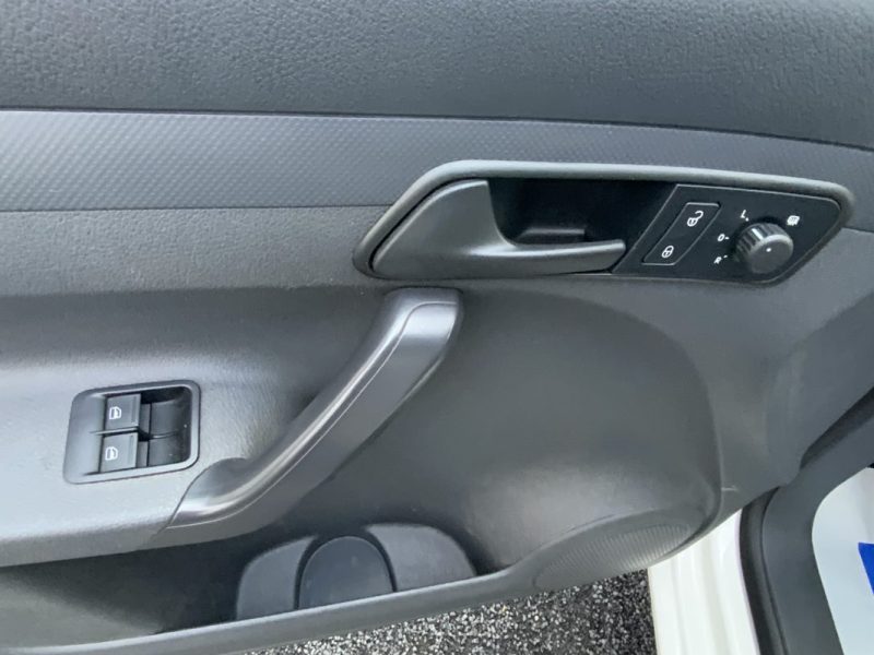 VOLKSWAGEN CADDY VAN 1.6 TDI 102 BUSINESS LINE 2014 * CROCHET D’ATTELAGE 